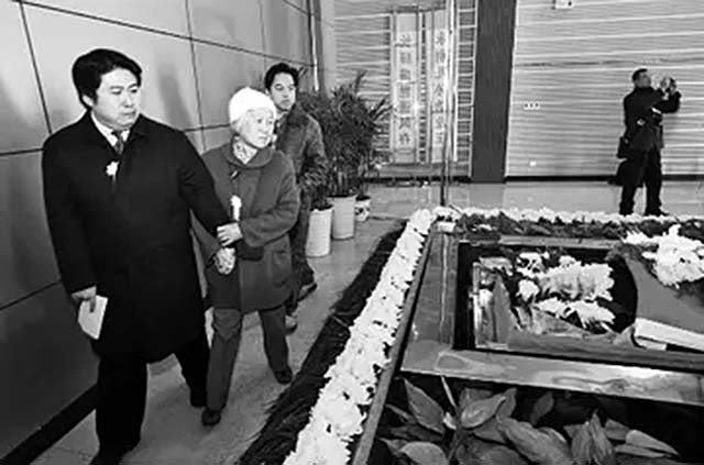 中国小伙为报答瑞士房东为其送终，2012年老人去世：想长眠于中国