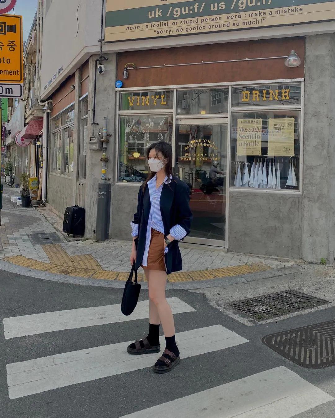 秋天穿jk该怎么搭配裤子,秋天穿裙子腿冷怎么搭配