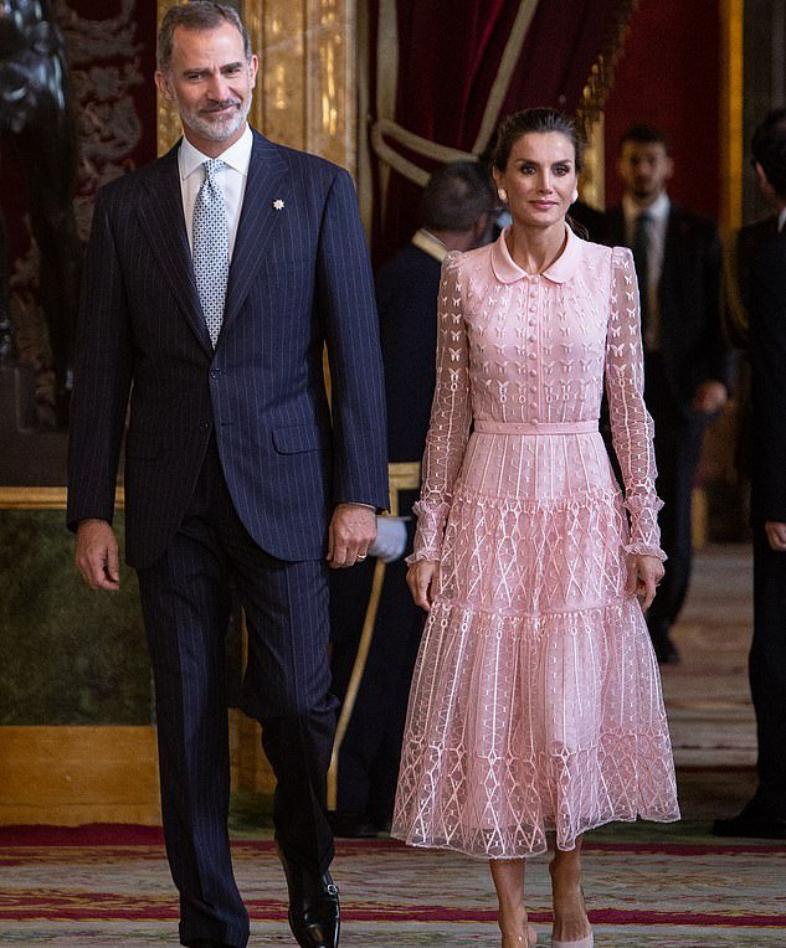 西班牙王后最新着装格子连衣裙,西班牙王后穿波点旧裙