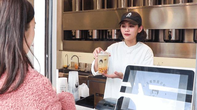 火爆台湾的“丑丑奶茶”首现厦门，拿着5分钟竟被搭讪10次……