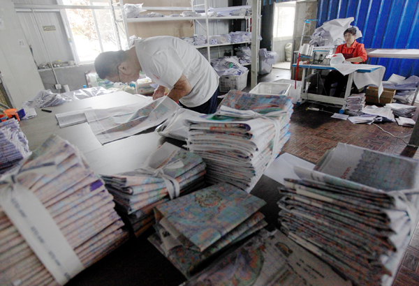 河南卖十字绣残疾小伙装假肢,山东残疾小伙卖十字绣