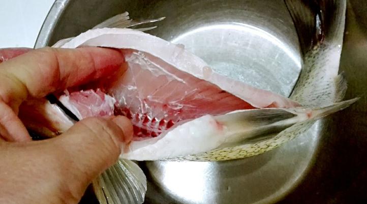 自己做的鱼为什么一股腥味,自己做的鱼没盐味怎么办