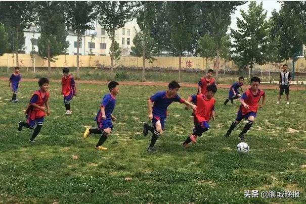 临清这所农村小学开放校园操场，30多个孩子暑假回校练足球