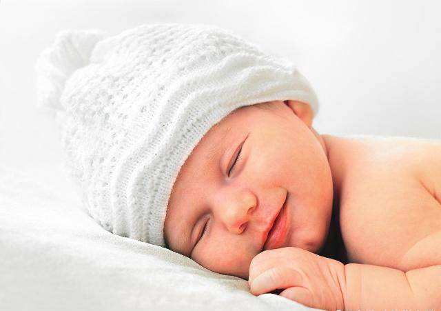 宝宝睡觉怎么才能睡到天亮醒,宝宝睡觉应该让她睡到自然醒么