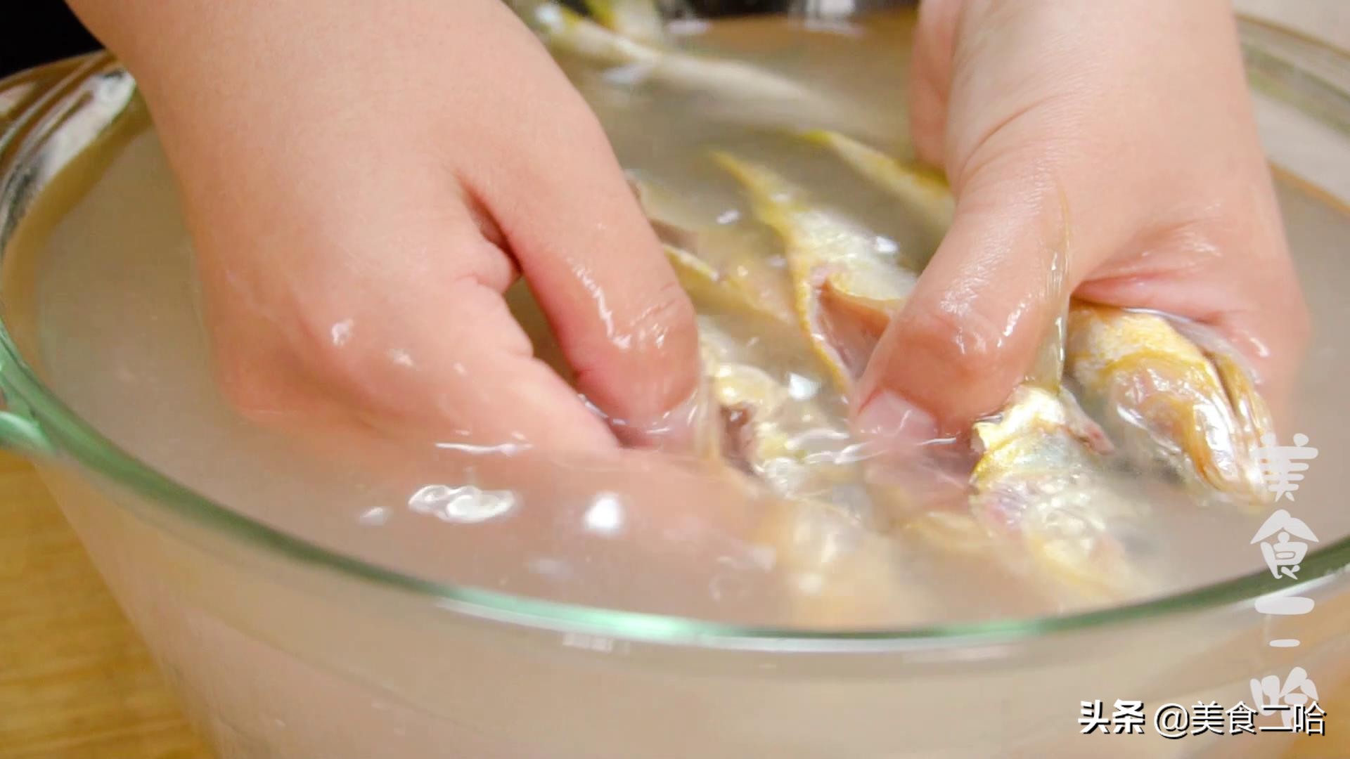 过年这样炸黄花鱼全家抢着吃,油炸小黄花鱼怎样炸才酥脆视频