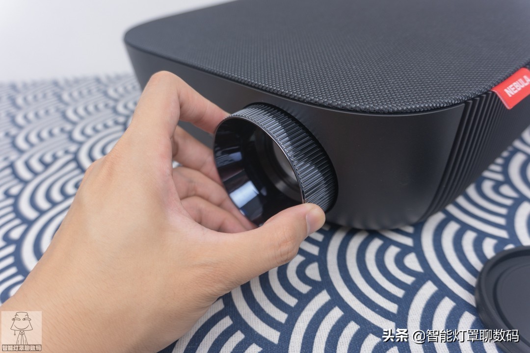 深圳小伙的快乐出租屋(上):千元1080P投影+头戴蓝牙耳机