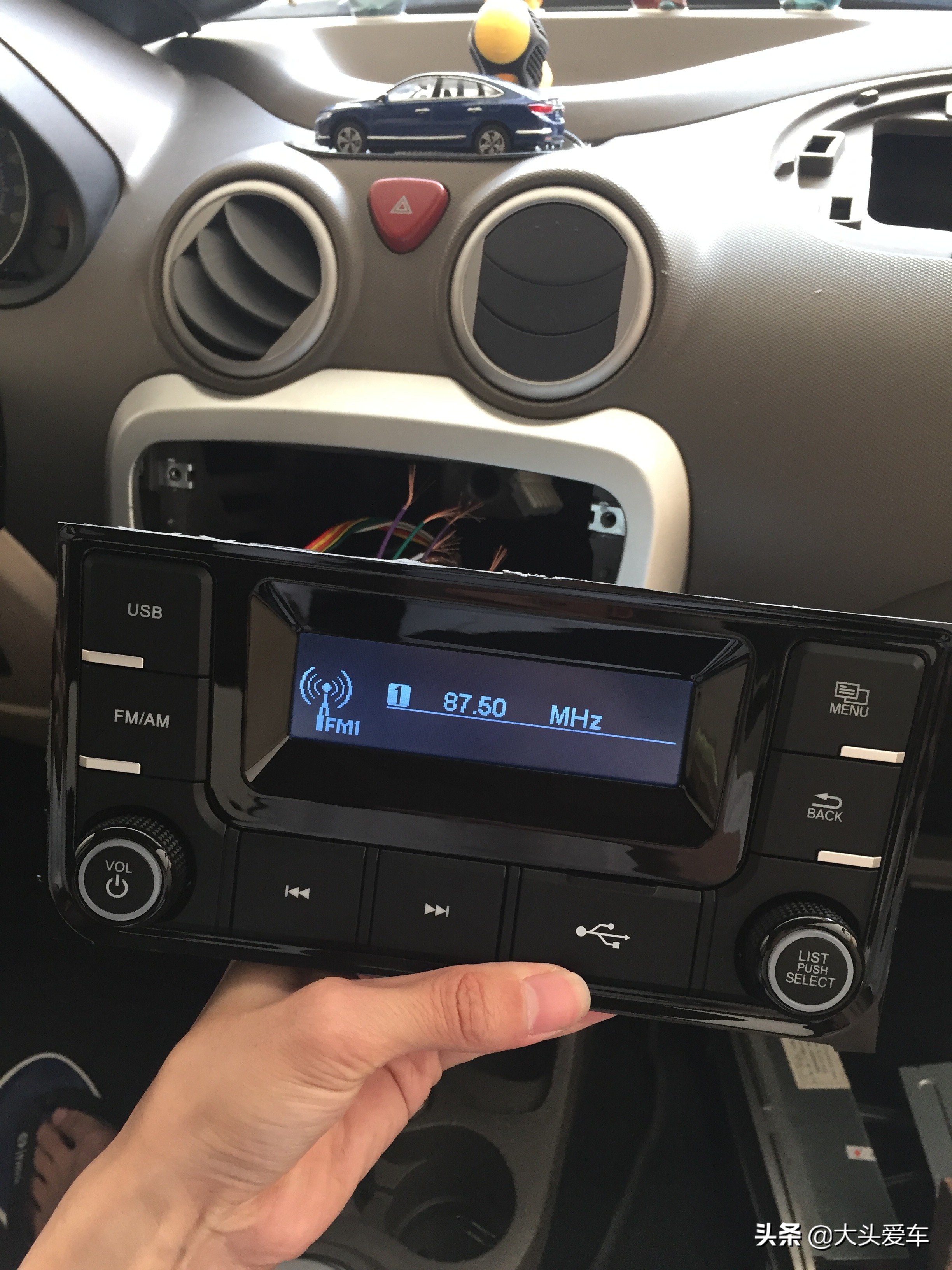 12年奔奔mini换收音机,12年二手奔奔mini