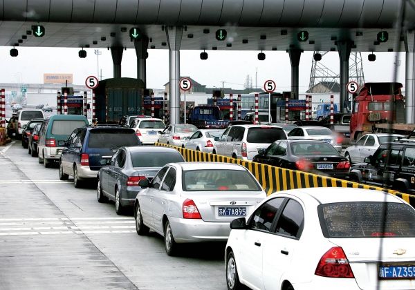 高速收费站的收费员是怎么进去的,高速收费站的收费员