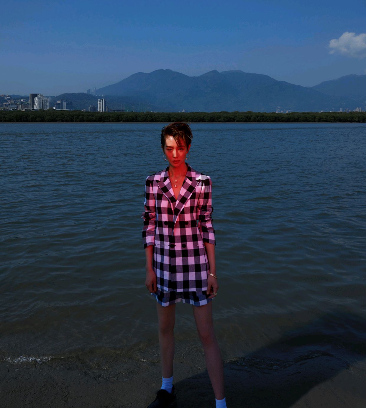 张钧甯很会穿，身穿格子套装搭配一双“老爹鞋”，干练又帅气