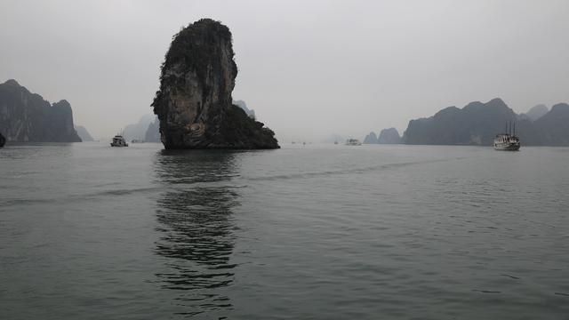 这里虽然风景如画人们生活的却很凄惨没日没夜的追着大船讨生活