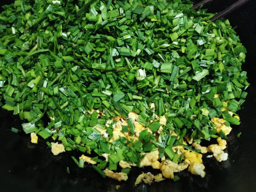 当韭菜邂逅黄豆芽,就变成了“黄鸟钻翠林”,居然是一道家常菜