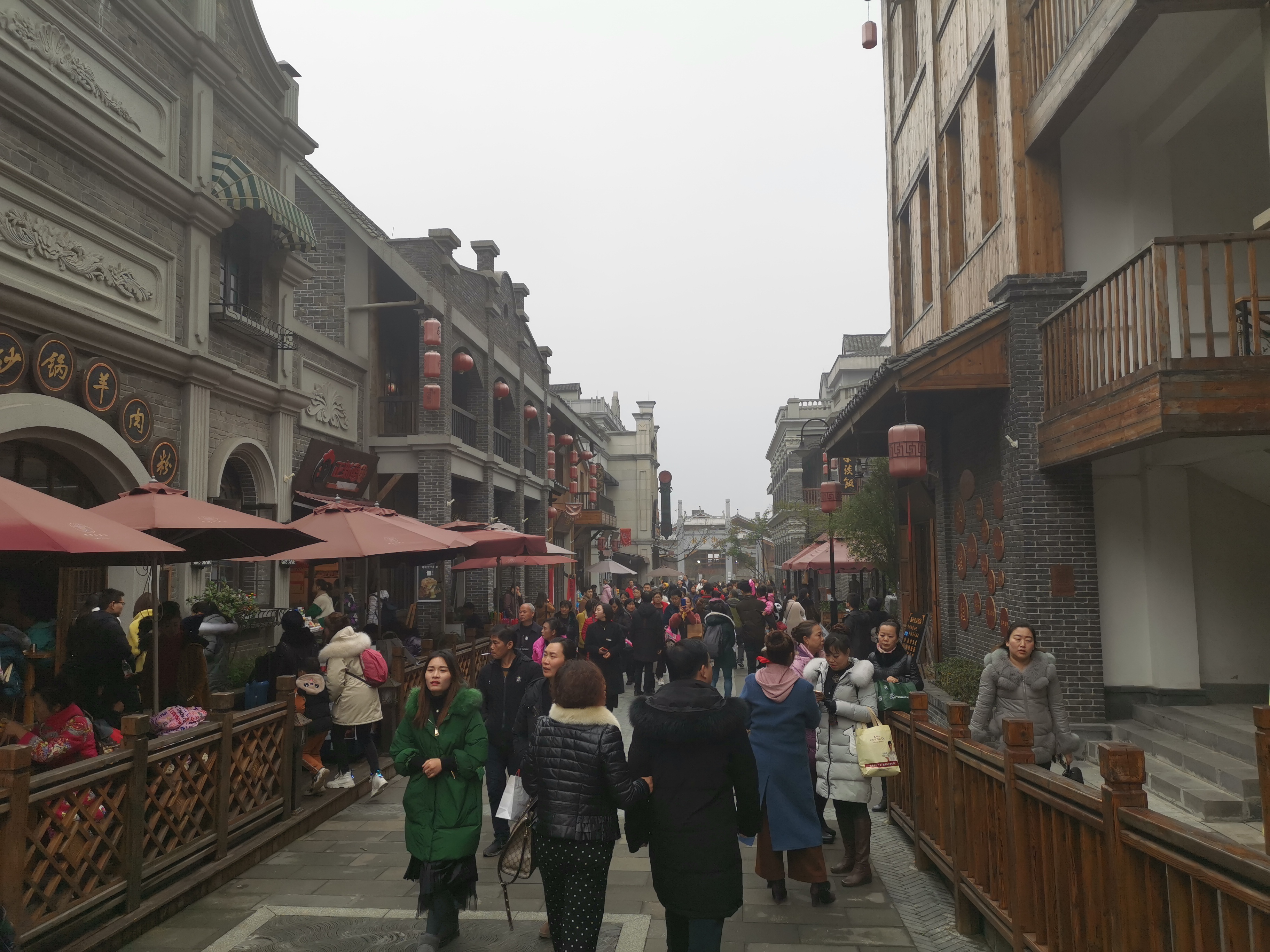 云岩万达广场开业,又见人从众