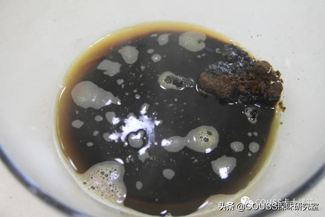 让密集恐惧症集体绕道的蜂巢蛋糕