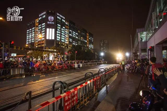 行人车辆请注意火车就要来了,行人车辆请注意火车来了不要抢道