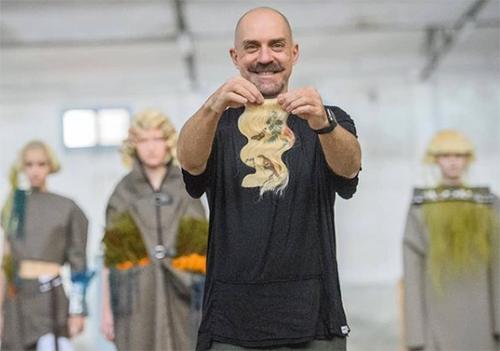 国外发型设计师剪头发,理发师给人设计发型变得好漂亮