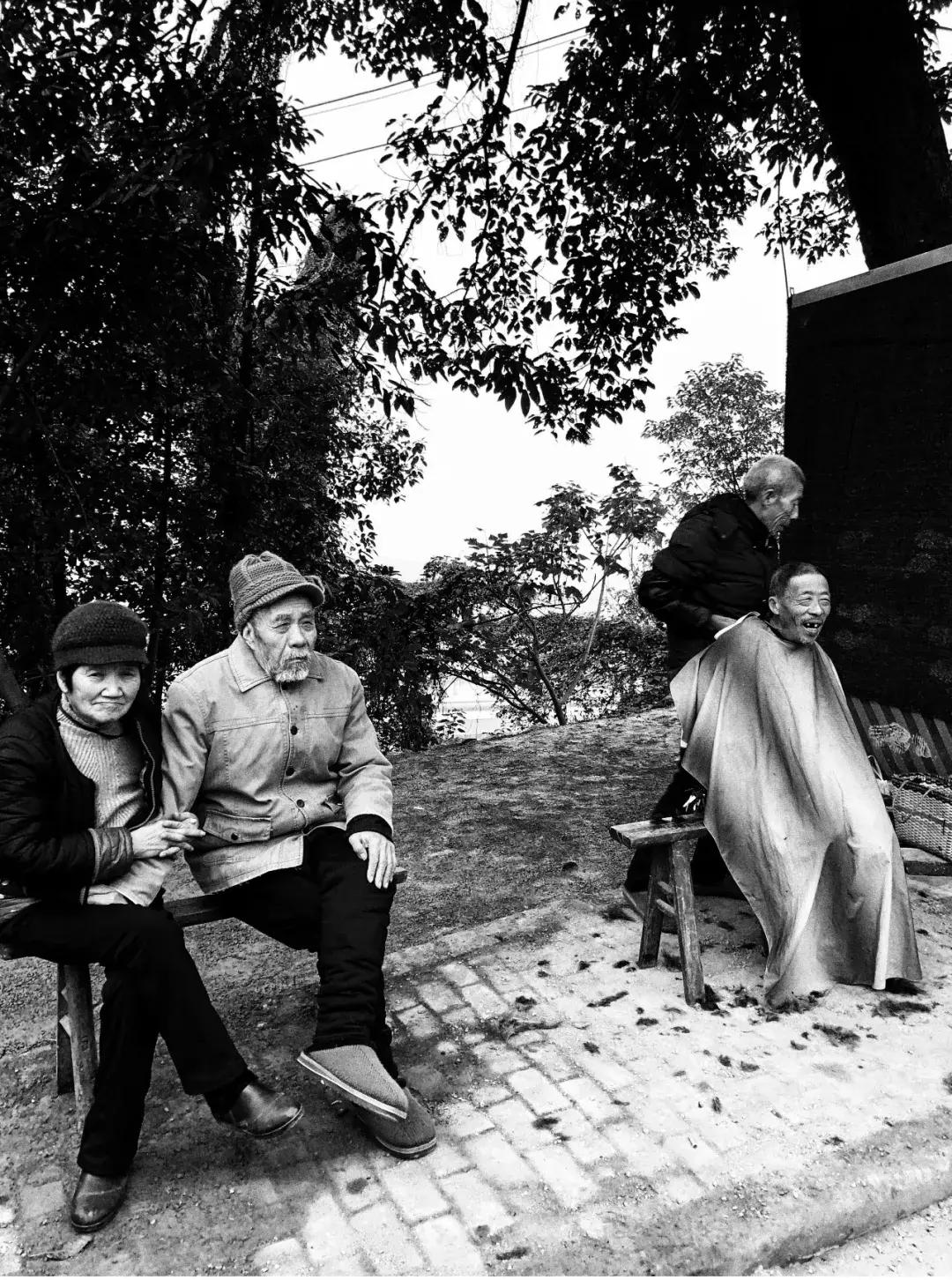 纸上的光影和字：6月30日，来看中国20位诗人的街拍摄影展