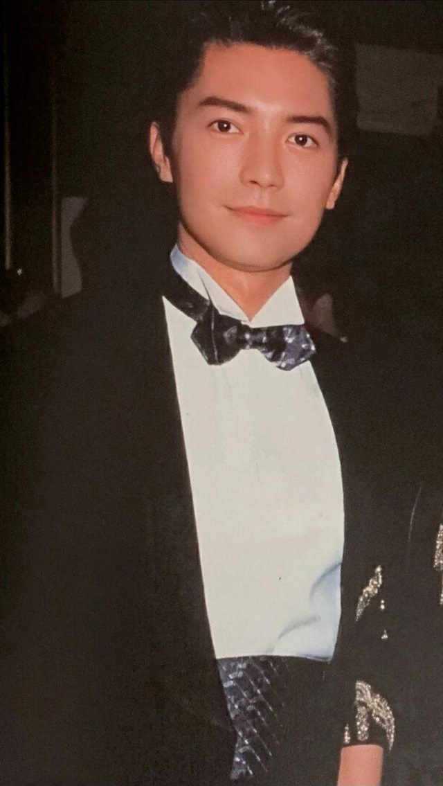 尊龙这才是亚洲颜值之巅峰,被称为亚洲第一美男尊龙