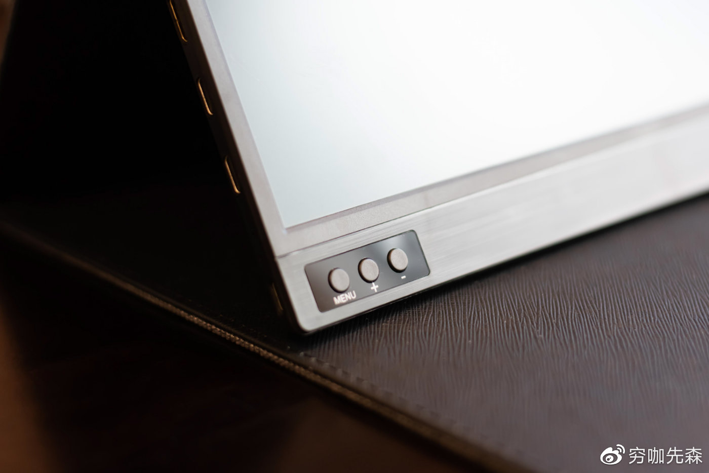 一款可以带出门的“显示器”——天宝T15便携显示器