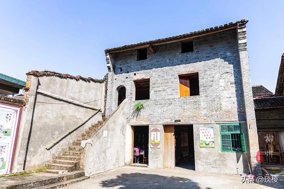 这个古镇好奇怪，门前放元宝，商号大门开洞，城隍爷与关二爷作伴