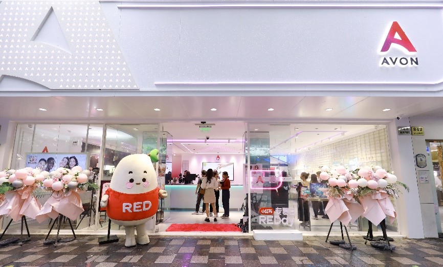 AVON雅芳首家旗舰店落地上海AVON雅芳-为平妇女支持热线正式启动