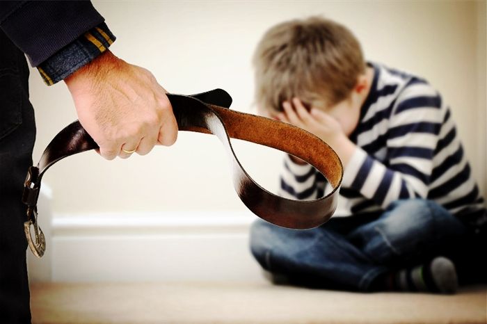 男子恋物癖令女友崩溃，穿女性内衣和袜子，只因小时候受到虐待