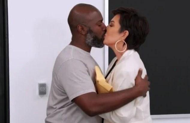 64岁卡戴珊妈妈也撒娇？和39岁黑人小男友在办公室亲吻，太甜了吧