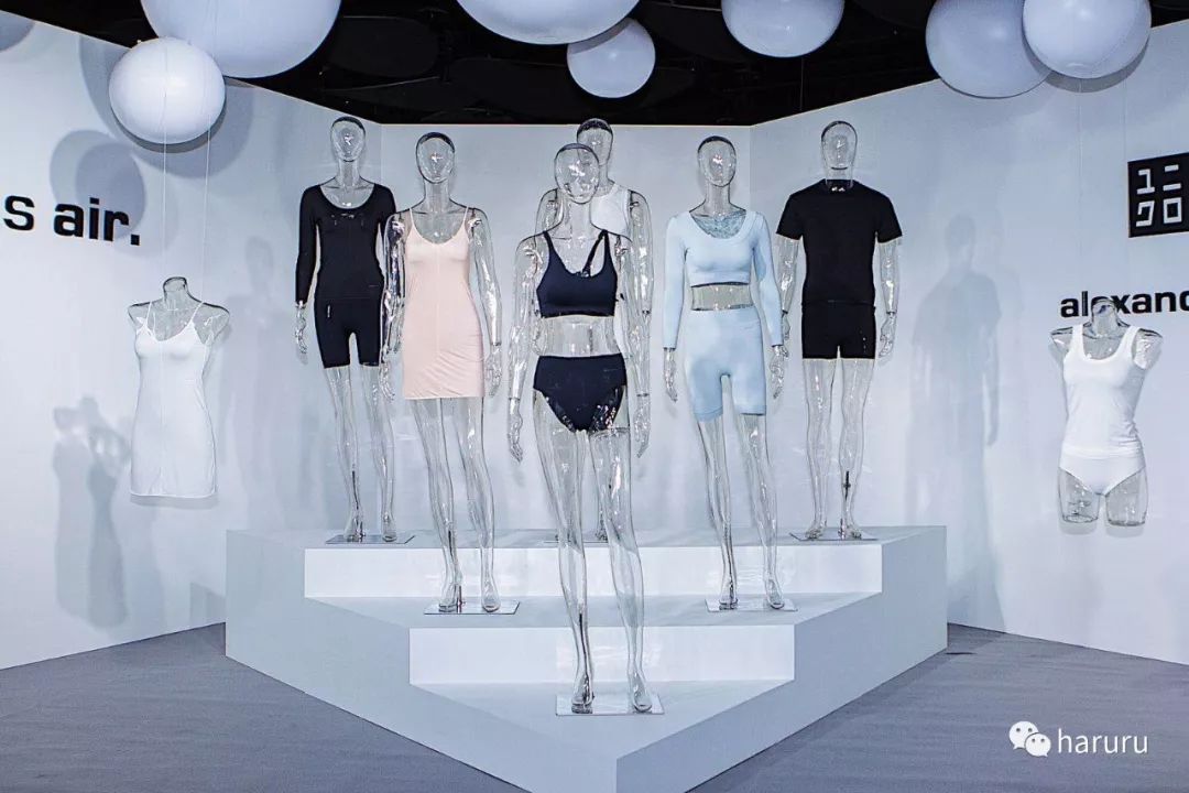 赖冠霖联名同款羽绒服,赖冠霖深蓝色西装