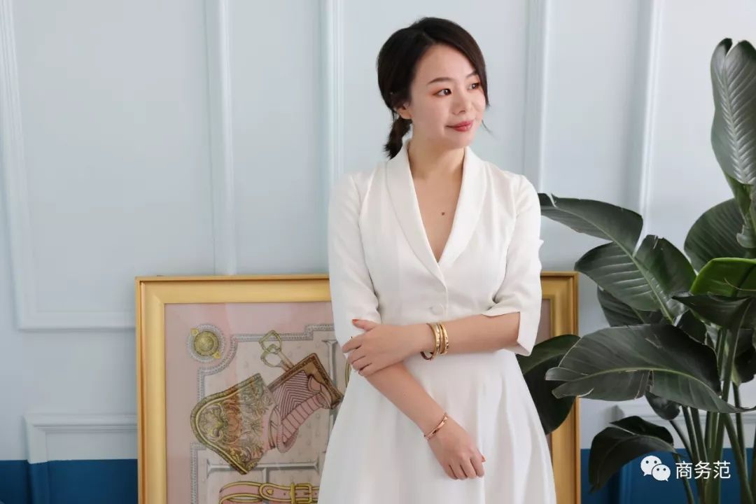 瑞典皇家配饰品牌，几百块戴出万元质感，金色手镯男女戴都好看