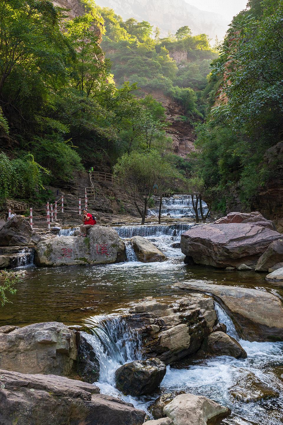 溪水潺潺心旷神怡,美景溪水潺潺