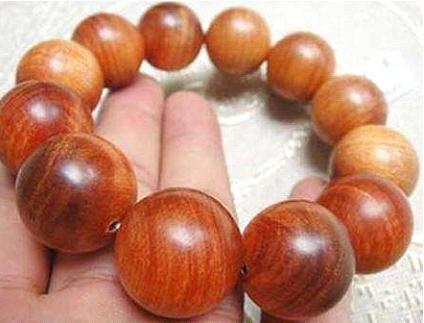 大漆珠手串值得盘玩吗,木质珠串的盘玩与变化
