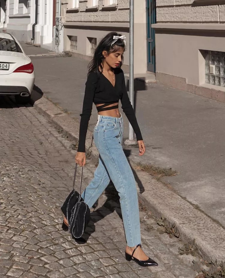 今年流行爆款裤子直筒牛仔裤,今年潮流一点的裤子牛仔裤