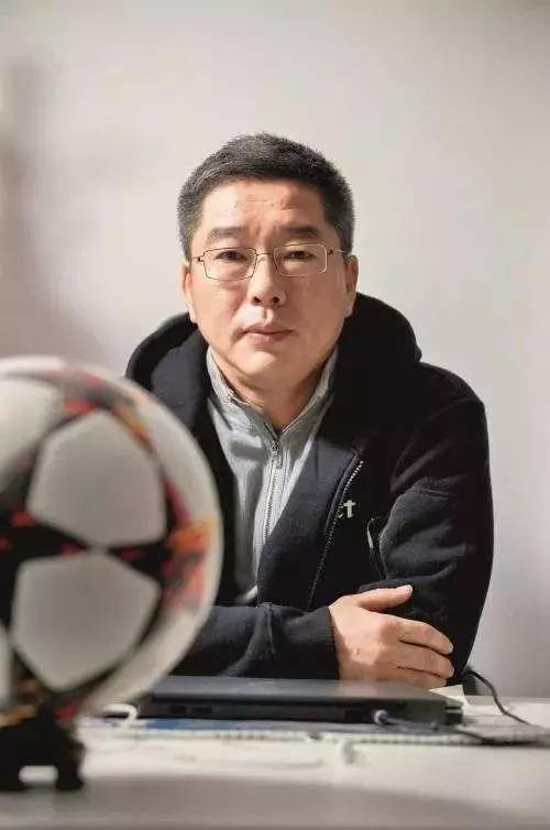 这个“裸辞”当“北漂”的农村娃，成全中国球迷都认识的“国嘴”