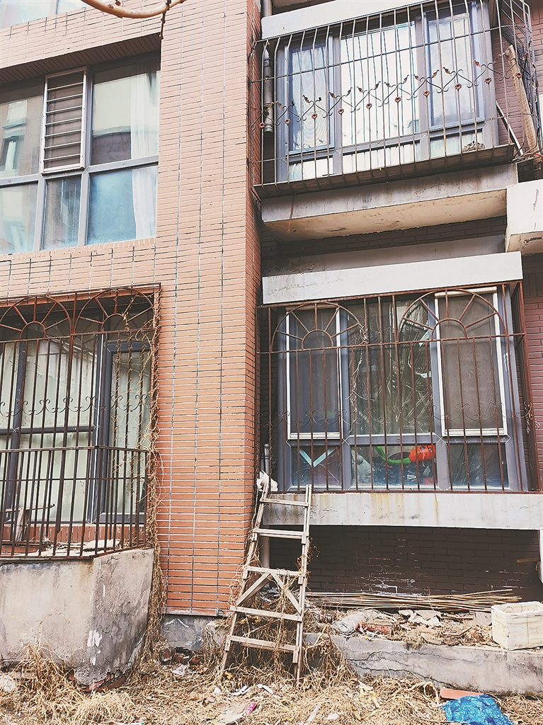 哈尔滨立汇美罗湾二期雨漏管断裂！雨水浸入外墙致室内墙皮脱落