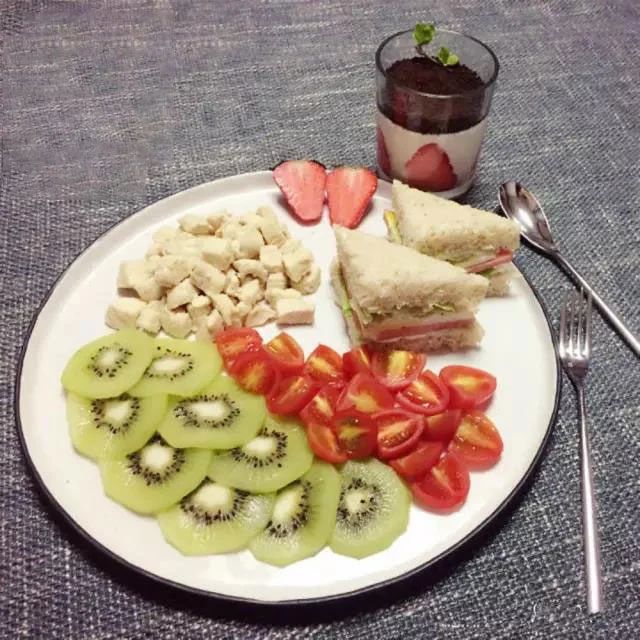 减脂餐和狗粮哪个好吃,狗粮和减脂餐哪个好吃点