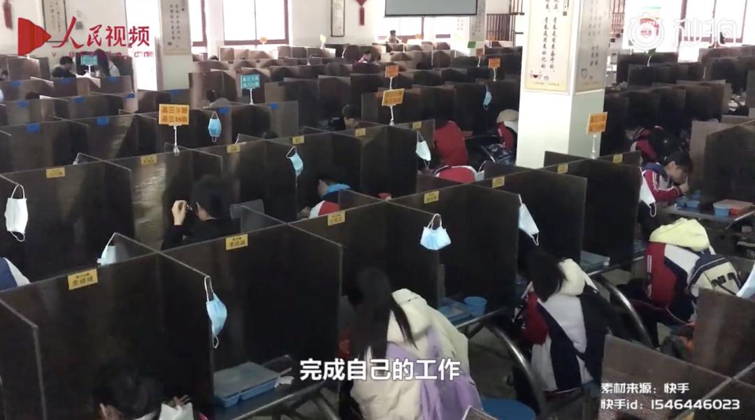 山东一学校食堂火了!一张餐桌4个凳子锁了3个,只容一人孤独地坐着