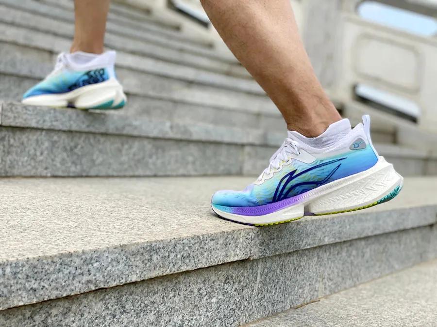 飞电discovery多巴胺为什么贵,李宁飞电discovery跑鞋