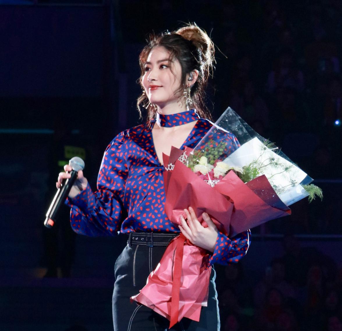 陈慧琳白连体裤出席活动,陈慧琳穿地摊衣服