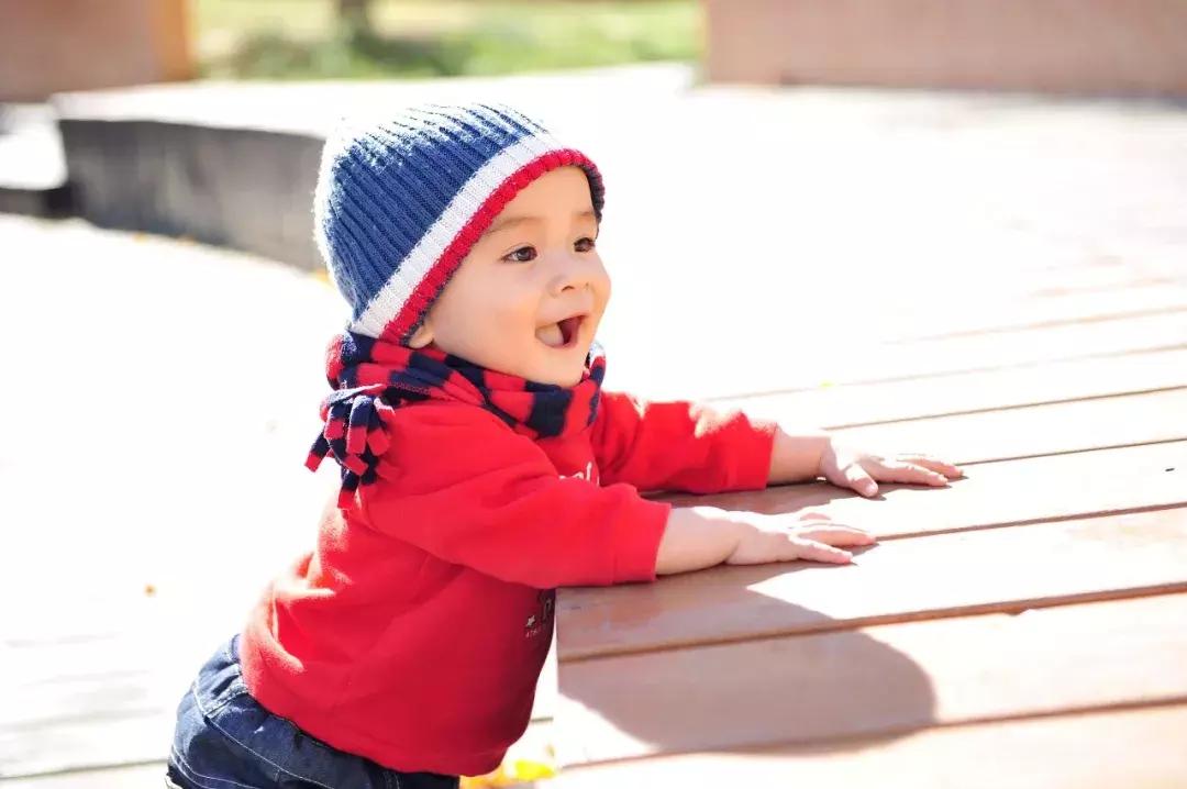 老戴帽子容易秃顶吗,帽子可以防止脱发吗