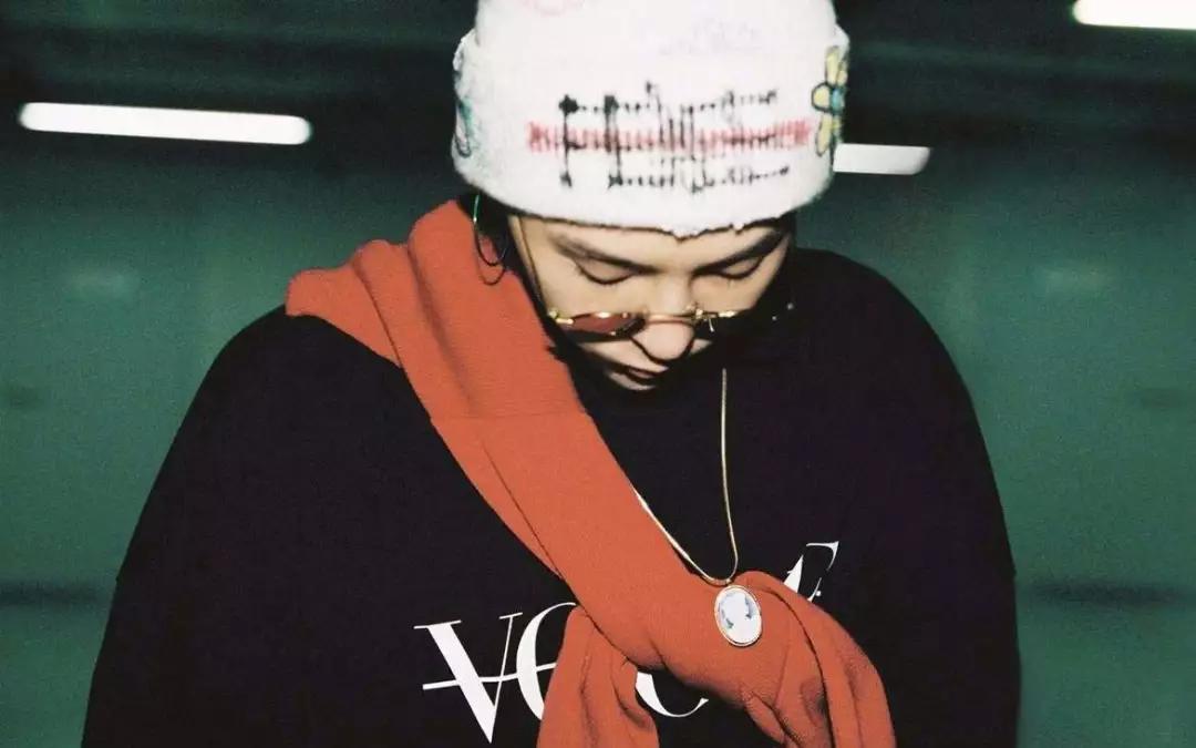 她今天为踩高铁小桌板道歉后，这双“小雏菊”也被实锤假货了