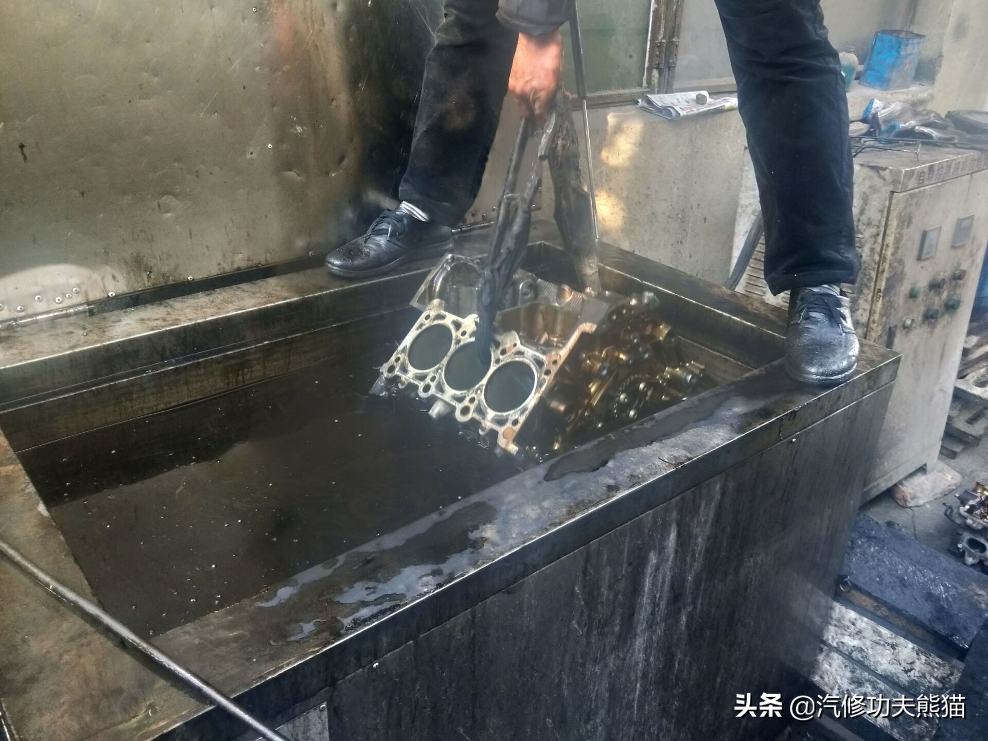 16款奥迪a6l2.5自吸发动机漏油,奥迪a6l2.4免拆烧机油处理靠谱吗