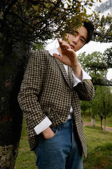 张新成回廊亭穿西服显瘦,县委大院张新成撑伞照片