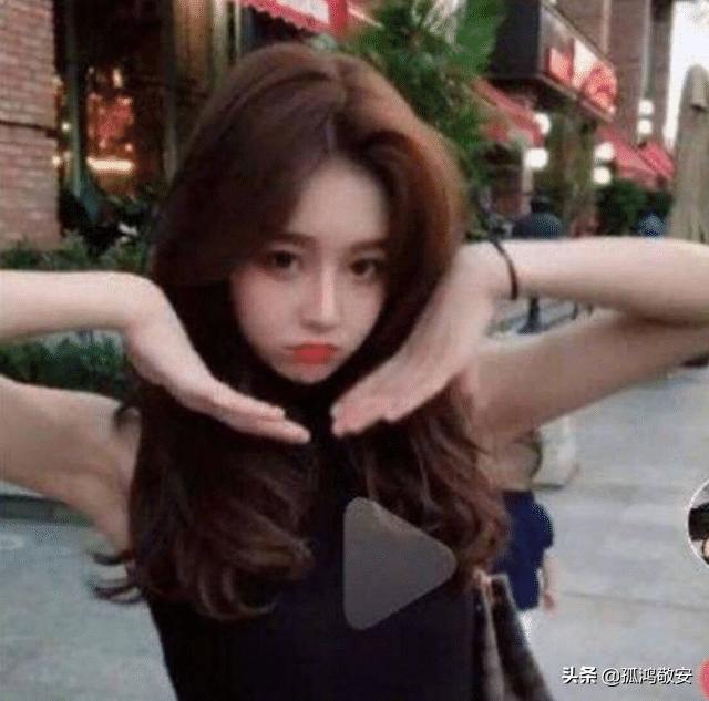 温婉坐草坪上被拍到，脚上的“40码”大脚吸引眼球，都怪草编鞋