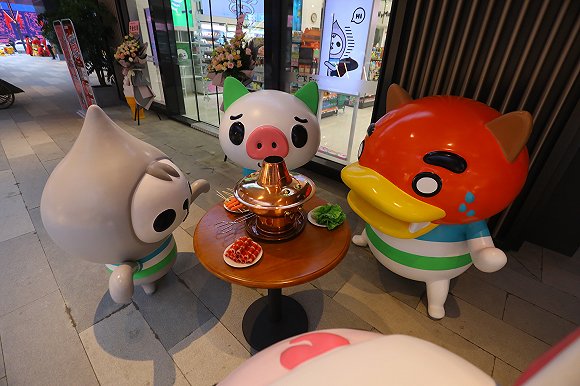 全家开出首家自创IP“Biang!Biang!喵”主题门店，由00后参与设计