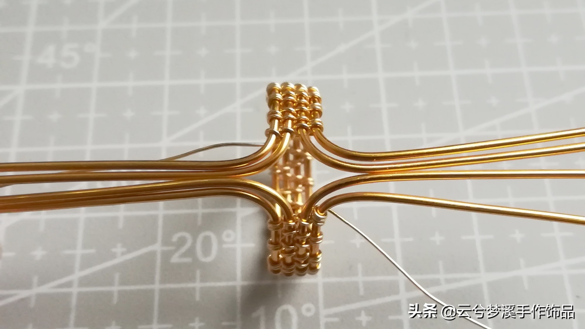 戒指最简单的绕线方法,一根扭扭棒蓝宝石戒指教程