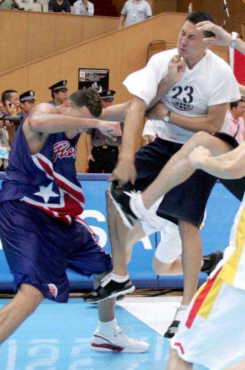 中国男篮历史上打架厉害的球星:巴特尔易建联上榜,第一不可思议