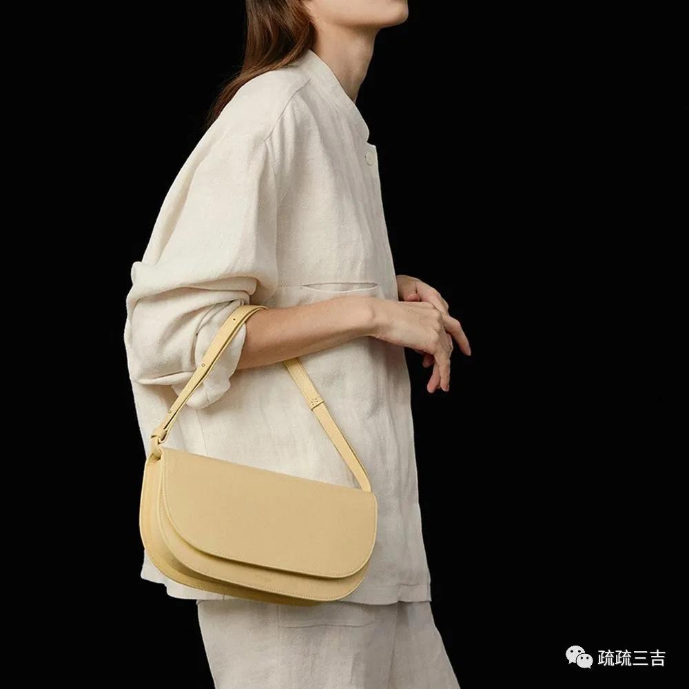 韩剧小女孩背个斜挎包,小众轻奢女士包袋