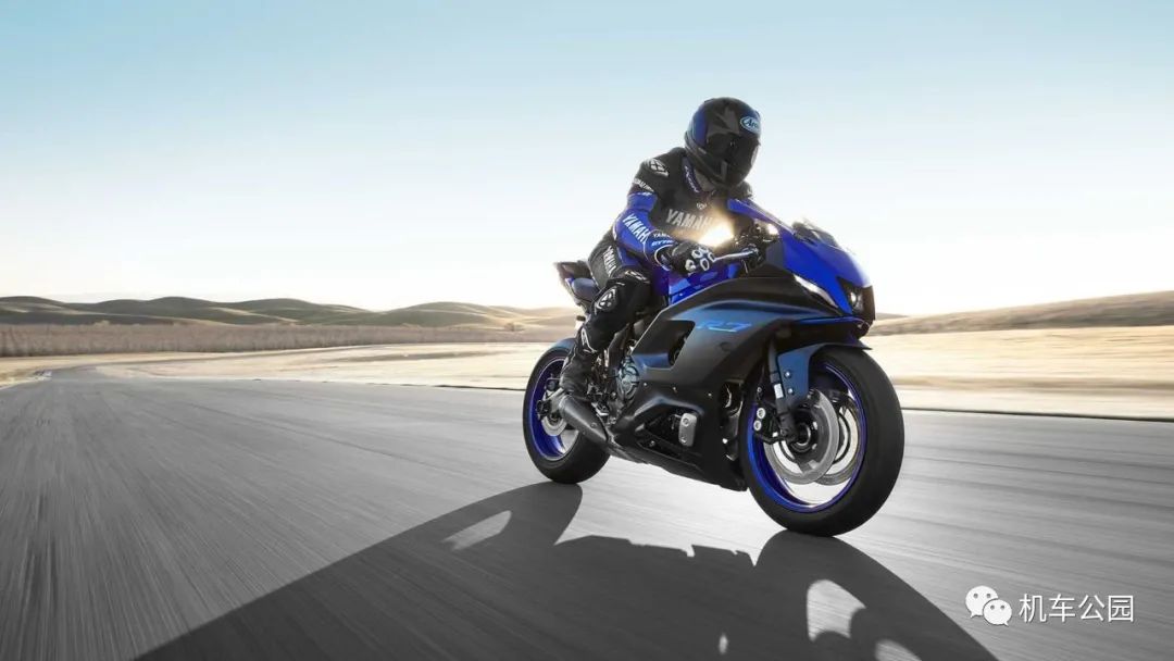 8999美元，雅马哈发布2022款R7，车身比R3还窄