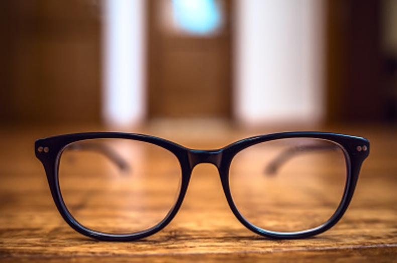 眼镜片花了不要怕，涂点这个清晰无比！