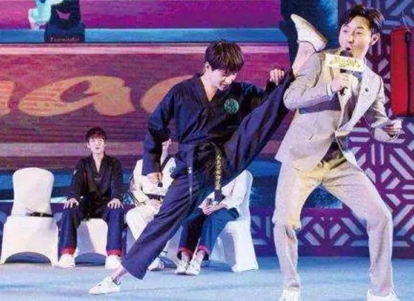 男星挑战“一字马”，宝强轻松，杨洋霸气，看到王一博：捂住眼睛