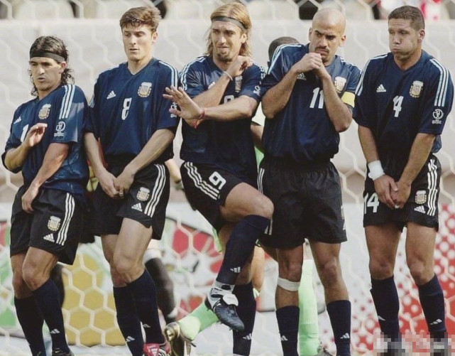 还记得这张阿根廷人墙经典神图吗？躲闪的巴蒂，护裆的西蒙尼